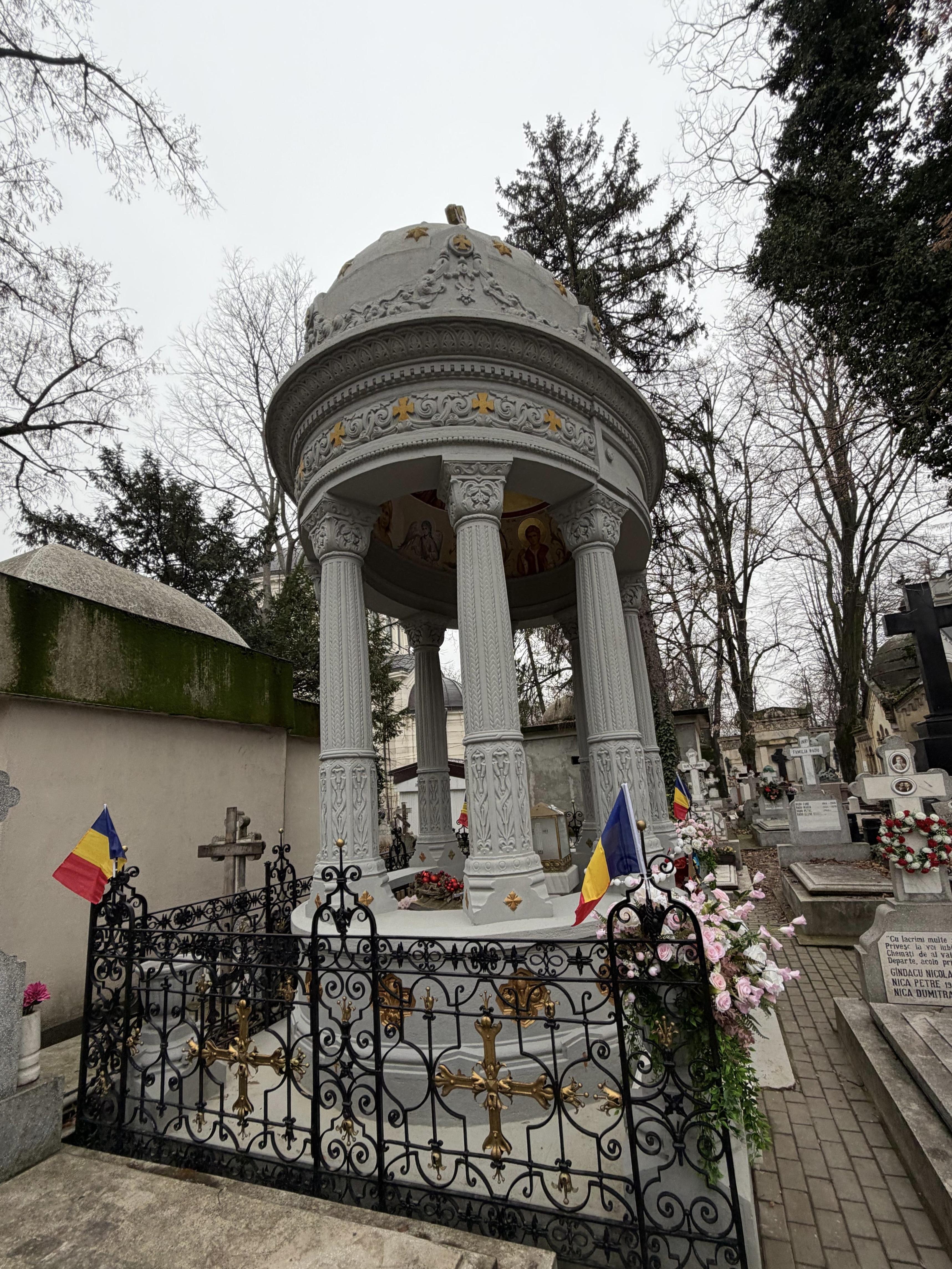 Amenajare completă loc de veci Bellu